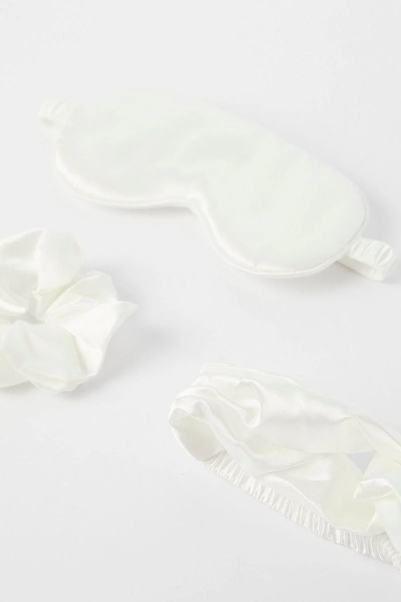 White Eye Cover And Hair Accessories Travel Beauty Bag - Image 4